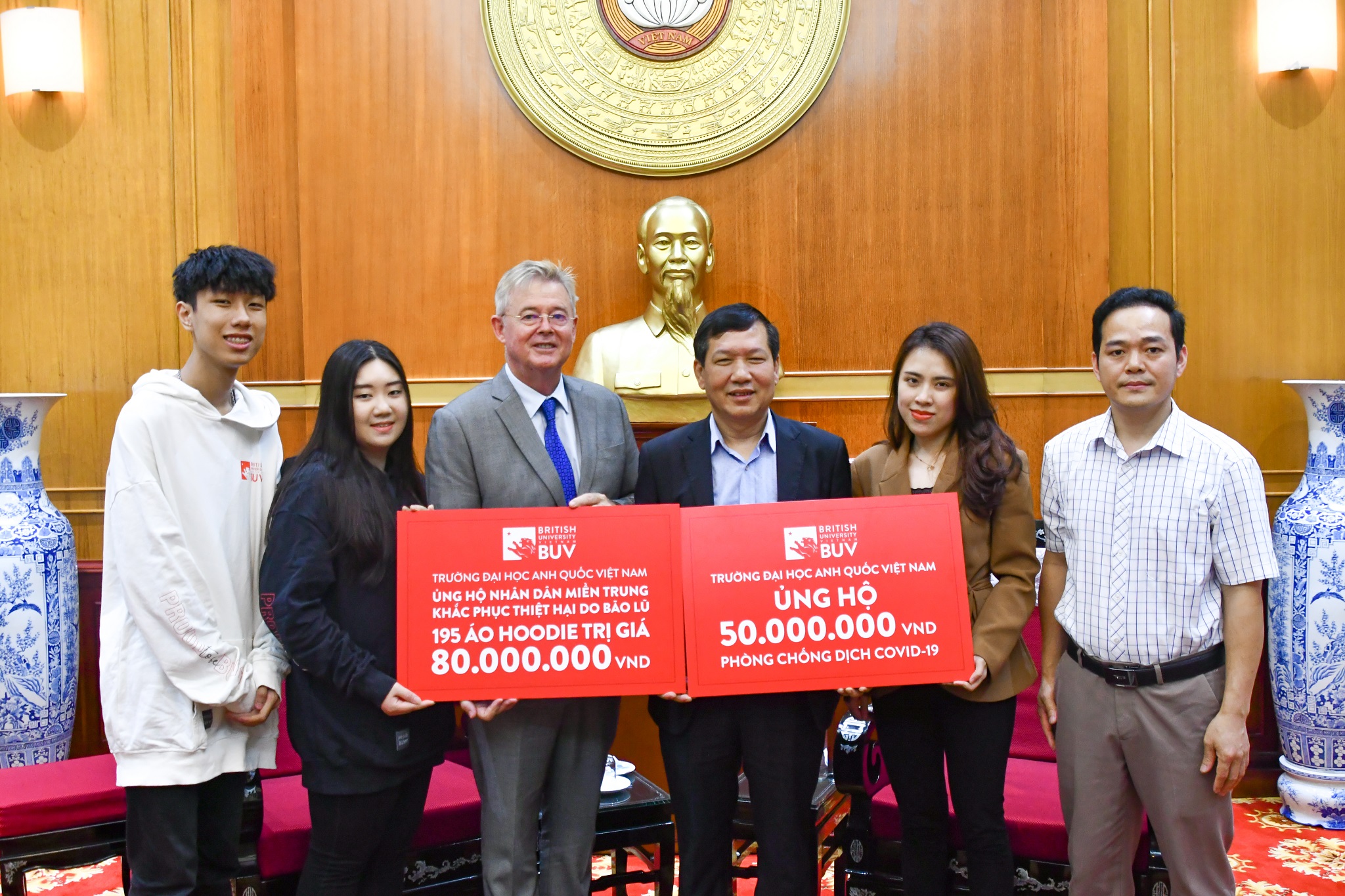 BUV donates 50 million VND and 195 hoodies to the Central Committee of the Vietnamese Fatherland Front, supporting the “Covid-19 Disease Prevention Fund” and Central Vietnam